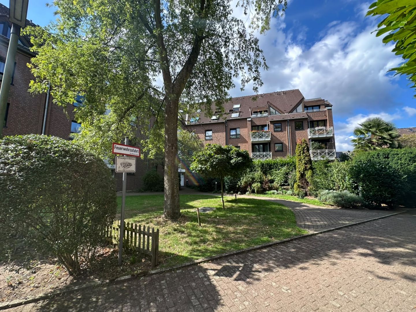 Verkauft! Neuss-Grimlinghausen: Frisch renov. 2-Zimmerwohnung mit Balkon & TG-Stellplatz in Rheinlage